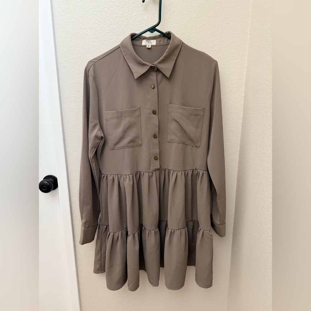 Dizzy Lizzy Taupe Button-Up Tiered Dress size Small